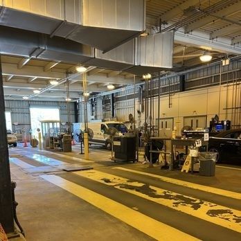 Ajoneuvojen katsastusasema, jossa autoja tutkitaan tarkastuslinjalla